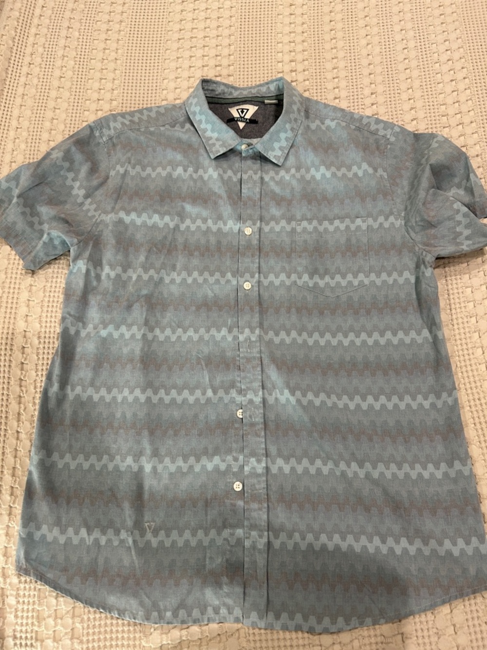 VISSLA Men's Short-Sleeve Zigzag Button-Down Shirt in Light Blue and Gray